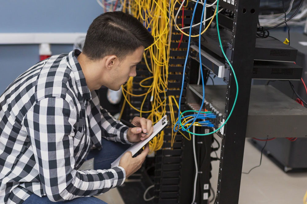 Đội ngũ IT Bkasoft giám sát vận hành máy chủ - server 24/7
